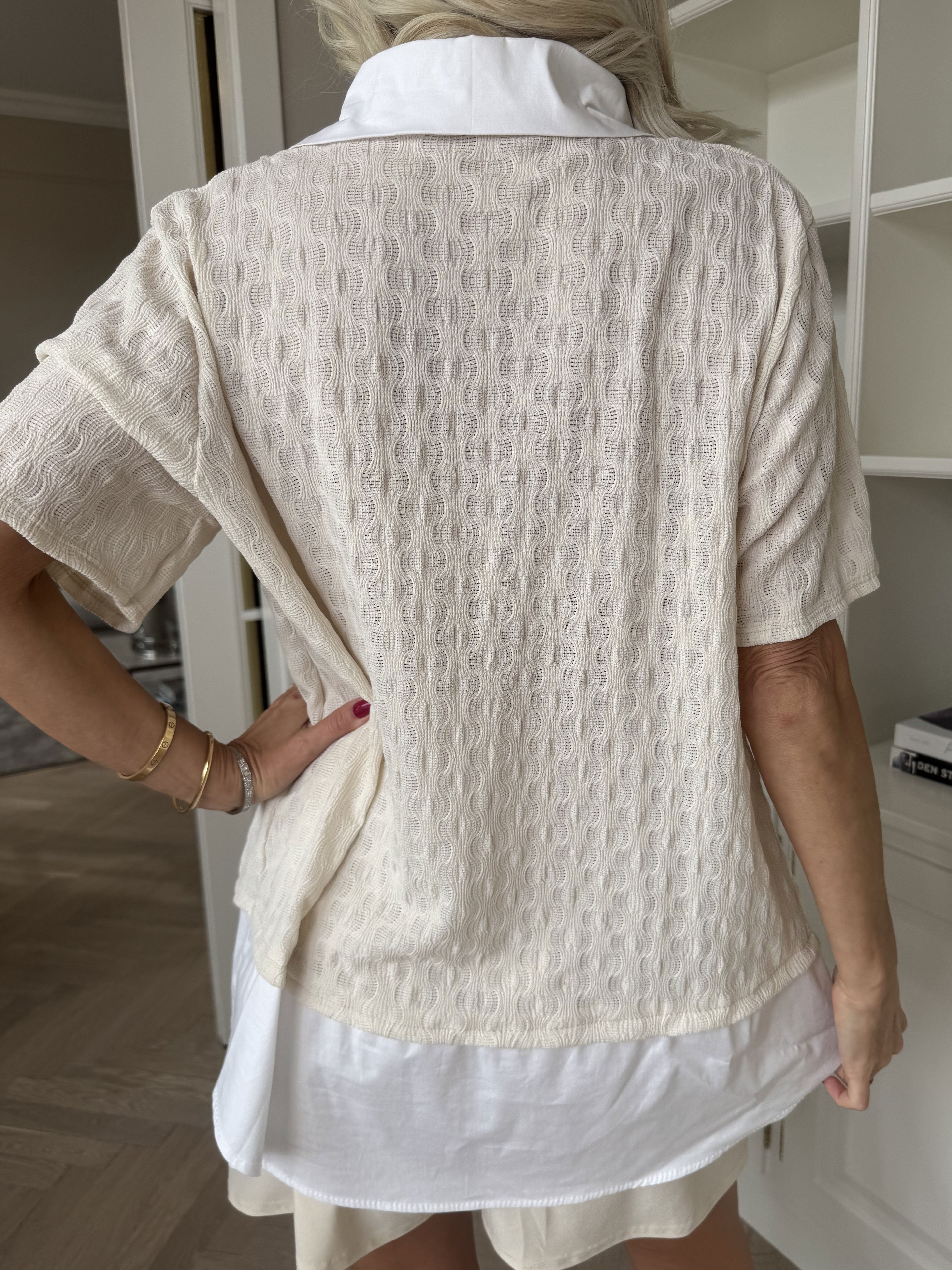 Shandel - Sød stretchy bluse med skjortedetaljer